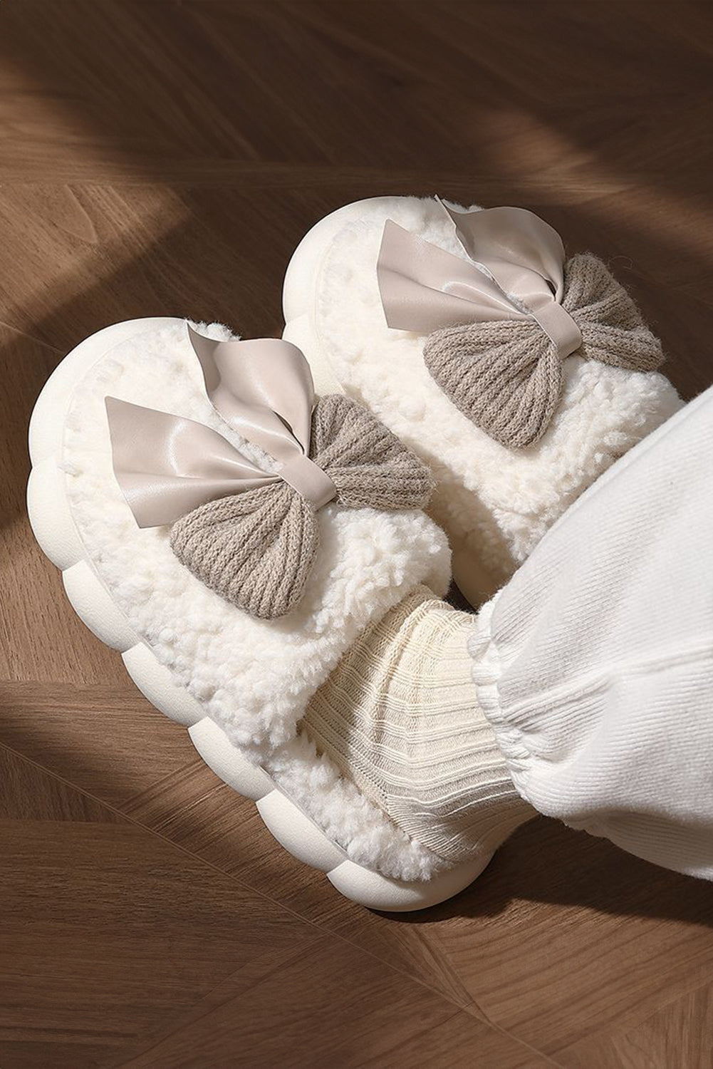 White Contrast Bowknot Applique Plush Winter Slippers